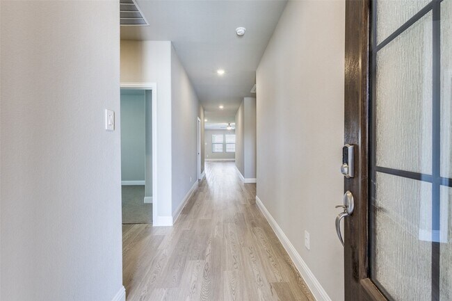 Building Photo - 800 Easthill Dr