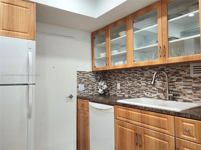 Building Photo - 3505 S Ocean Dr