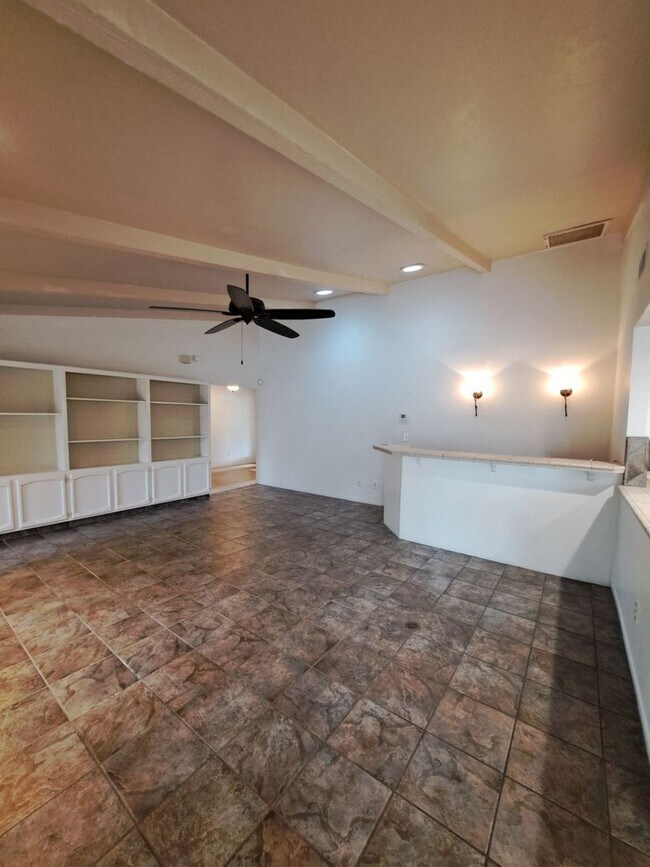 Building Photo - MOVE IN SPECIAL: Half OFF the 1st Month's ...