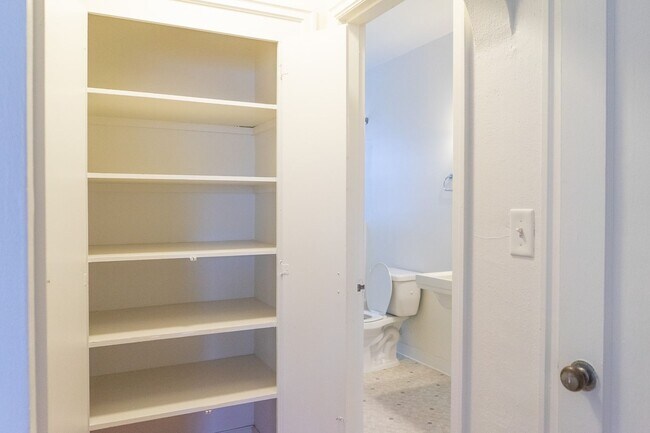 Building Photo - Finally, a Place That’s All Yours — Cozy Downtown 1bd/1bth Awaits!