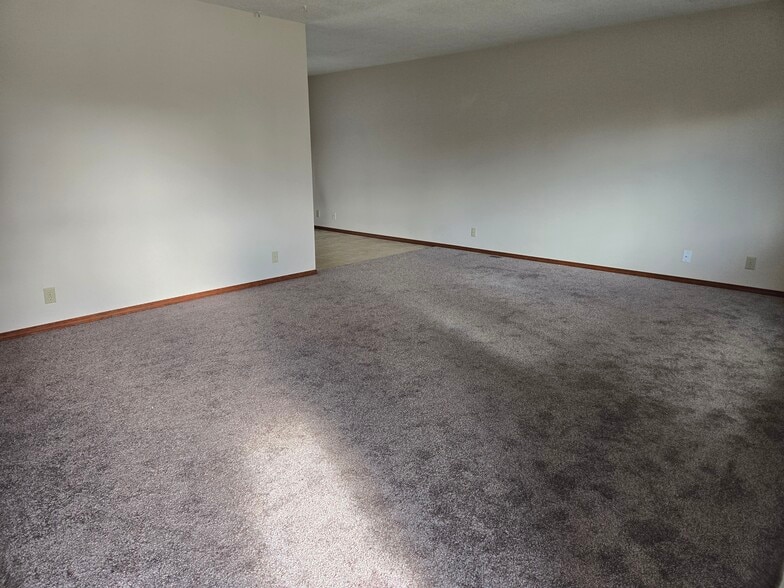 Building Photo - 935 Center Ave