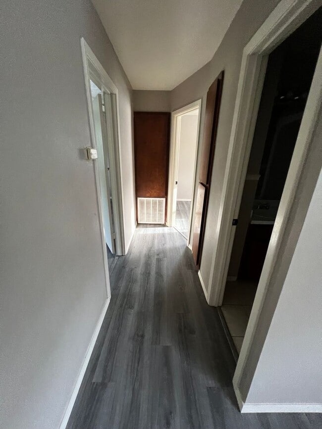 Building Photo - 2 Bed 1 Bath House