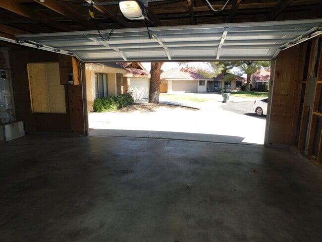 Building Photo - Gorgeous 3 Bed 2 Bath House in a Great Neighborhood