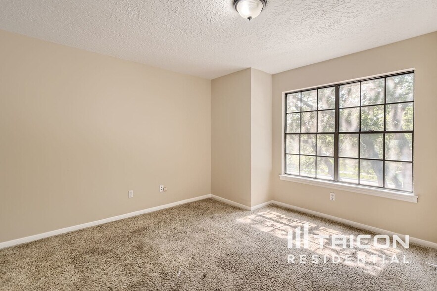 Building Photo - 2118 Waterfall Dr