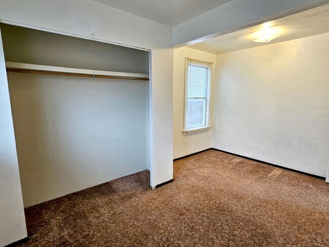 Building Photo - Cozy Rambler with Backyard Close to Columb...