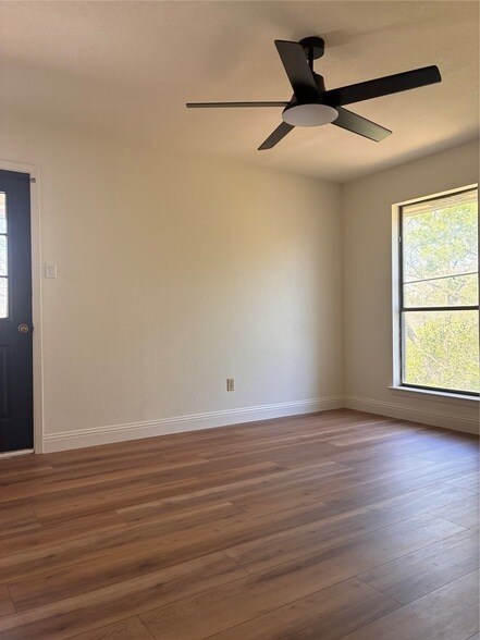 Building Photo - 2101 Mistletoe Ave