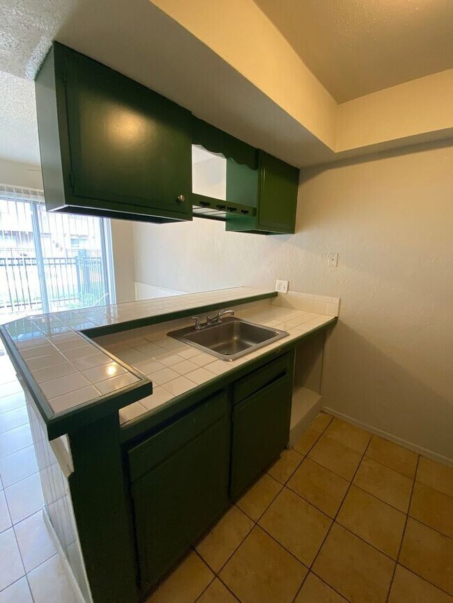 Building Photo - 2 Bedroom 1.5 Bath Apt at the Monterey Squ...