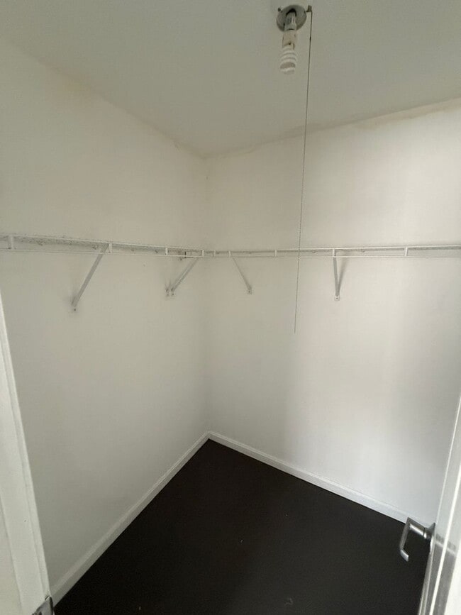 Building Photo - Beautiful 2 Bedroom 1 Bath Condo Conveniently Located