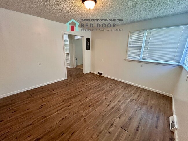 Building Photo - 604 3rd Ave SW
