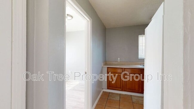 Building Photo - 6621 Bancroft Ave