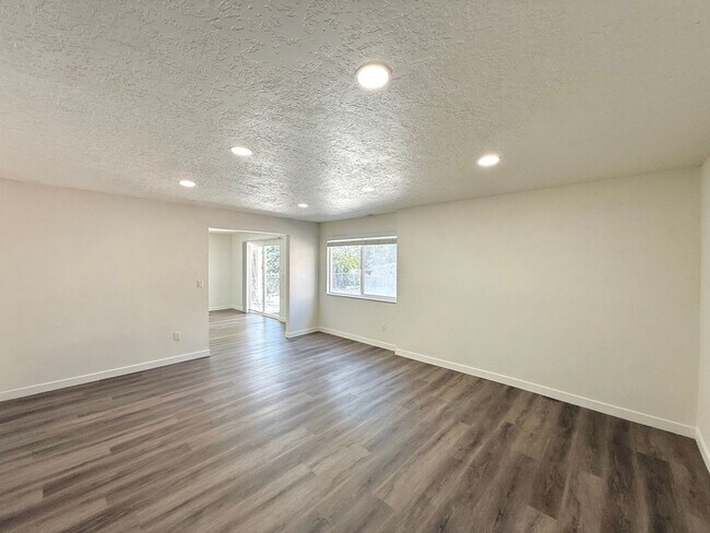 Building Photo - Open House June 20th | 3 Bedroom Townhome in Holladay