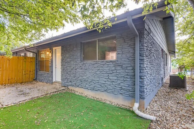 Building Photo - 3007 Matador Dr