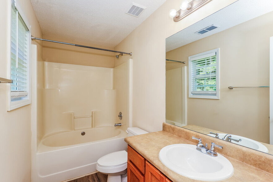 Building Photo - 43 Thorn Thicket Way