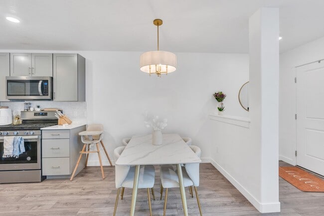 Building Photo - Lar-38 N Heading Row Saratoga Springs, UT 84043