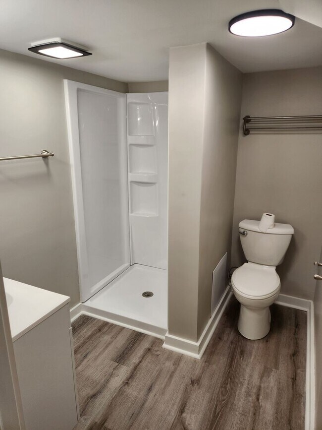 Building Photo - 3/2/1 Newly remodeled Plattsmouth house!