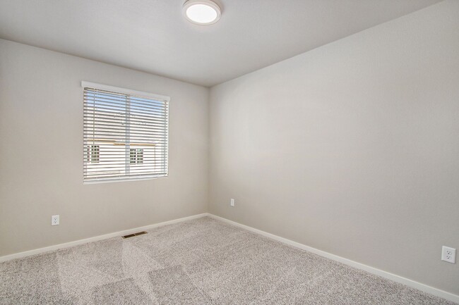Building Photo - Stunning Townhome in Northridge Trails