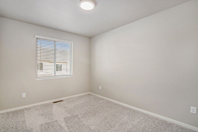 Building Photo - Stunning Townhouse in Greeley