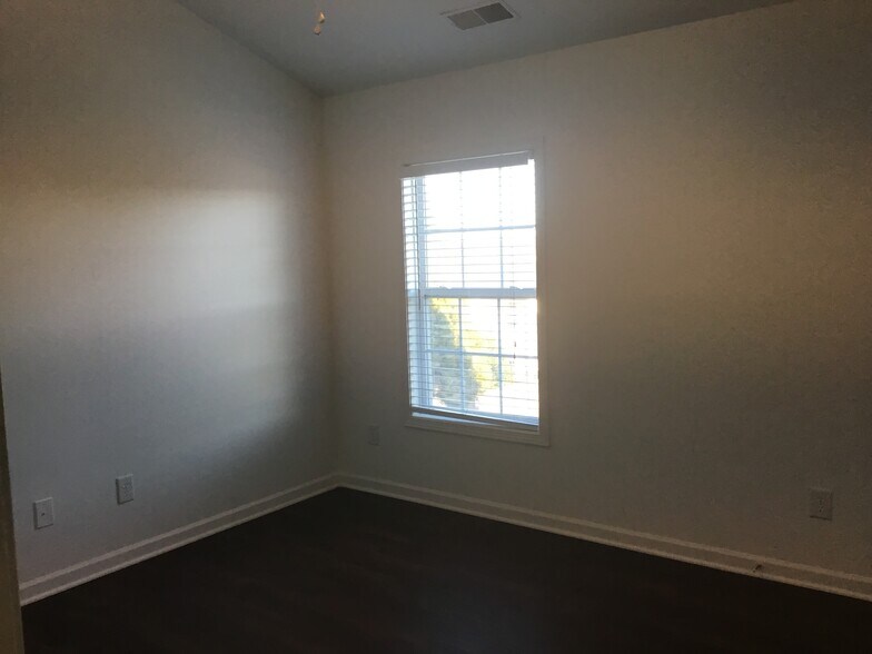 Building Photo - 4544 Fairport Ct