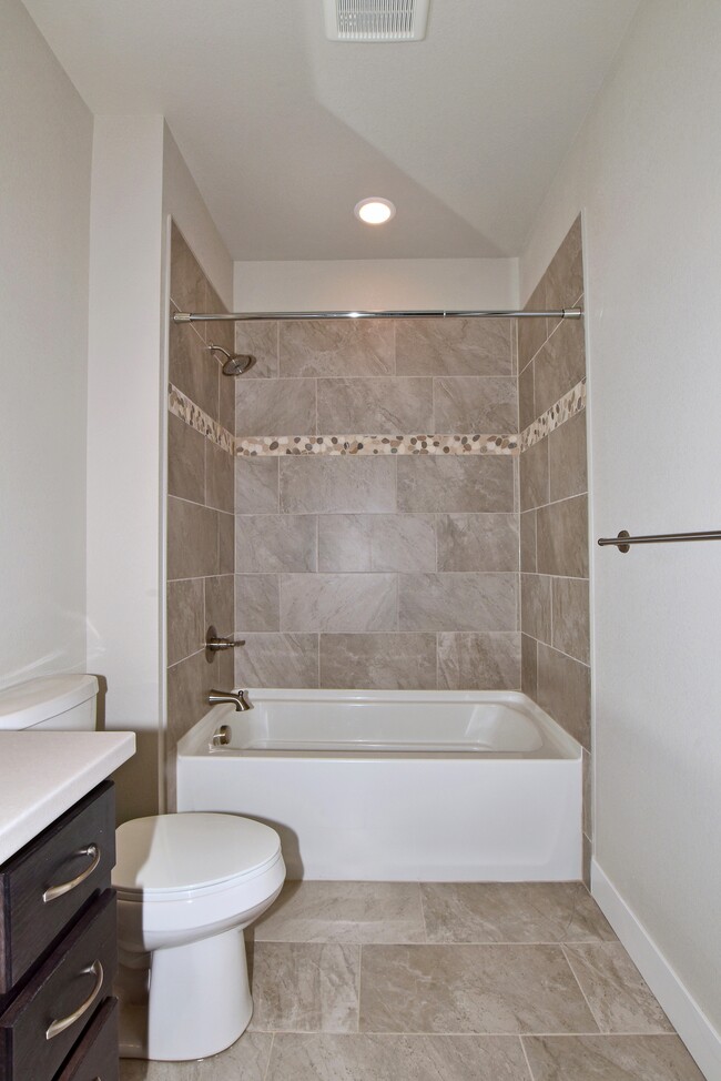 Full bathroom - 6510 Crystal Downs Dr