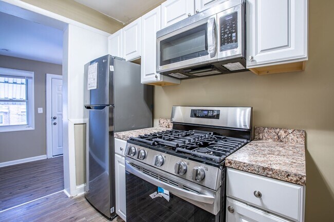 Building Photo - Charming 3 BR/3 BA Semi-Detached Home in F...