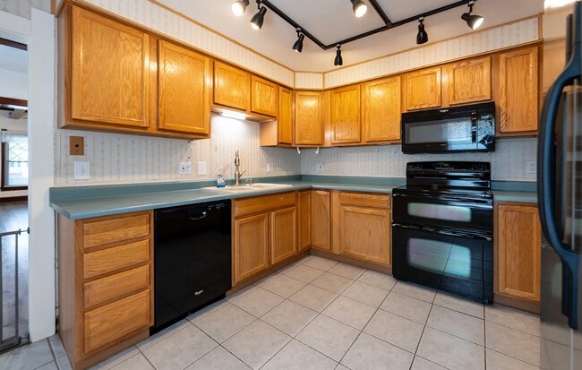 Building Photo - Large Beautiful Home