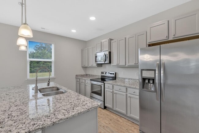 Building Photo - House for Rent in Holly Ridge with large y...