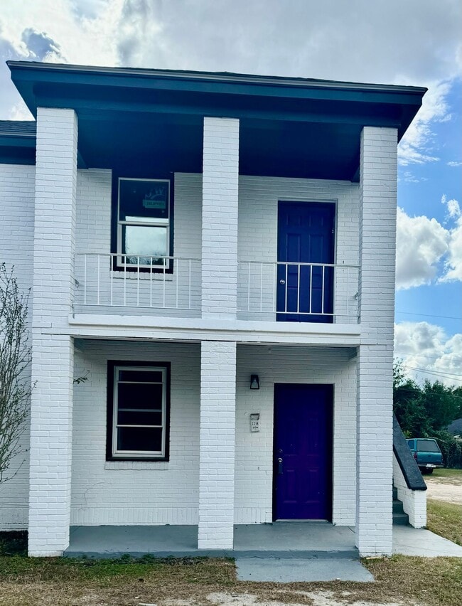 Building Photo - Newly renovated 2bd/1ba Apartments