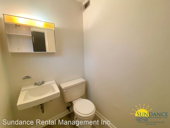 Building Photo - 3 br, 1.5 bath House - 11 Berwick Circle