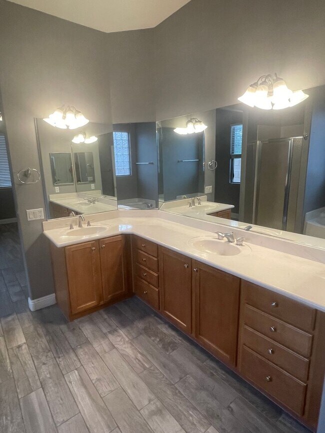 Building Photo - Southwest Beauty