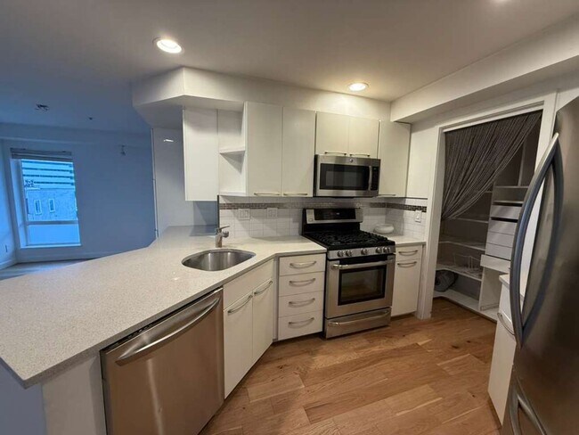 Building Photo - Two Bed Two Bath in Cap Hill (2 Parking Spaces and Storage Included!)