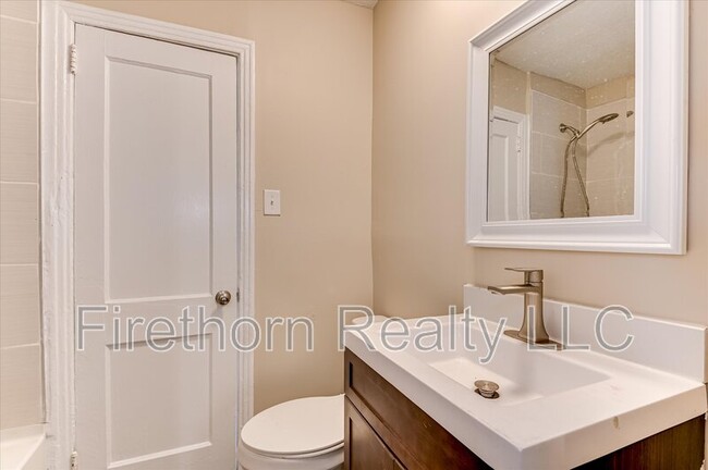 Building Photo - 924 Royalette Ave