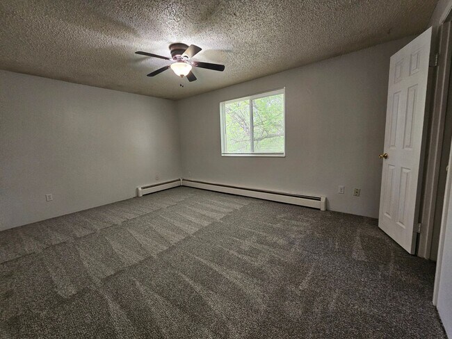 Building Photo - Serene 2 Bedroom 1 1/2 Bath Aurora Townhom...