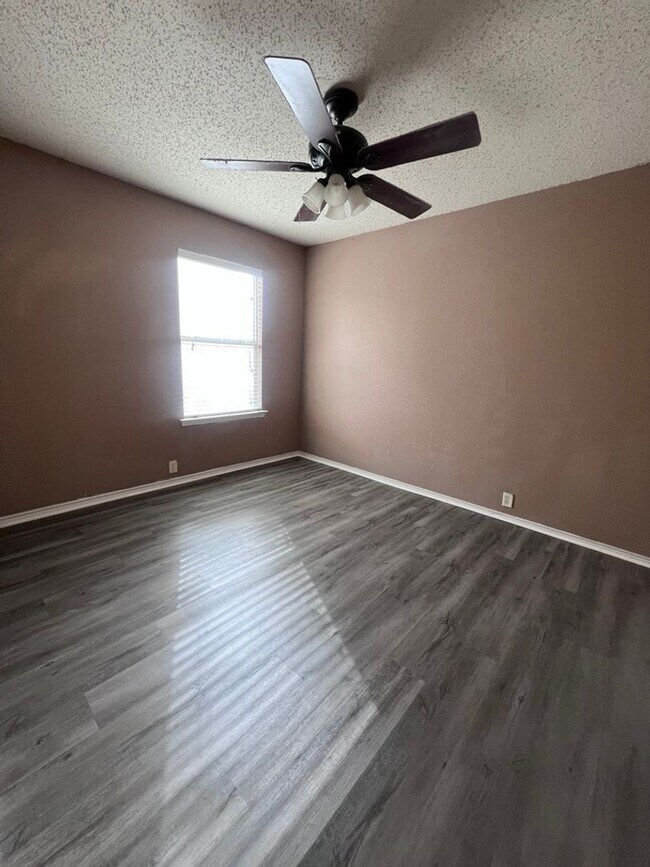 Building Photo - 3 Bedroom House READY TO GO!!