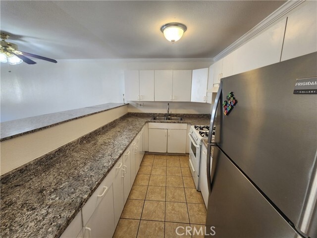 Building Photo - 14006 Vanowen St