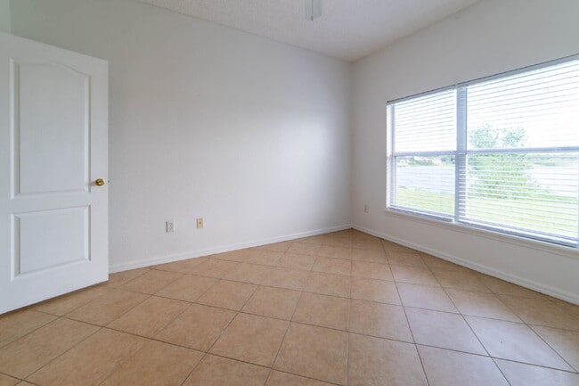 Building Photo - **Charming 4BR/2BA Pond-View Home with Boat Ramp Access – East Orlando **