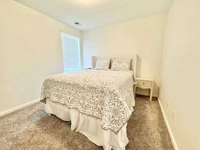 Building Photo - 28 Pomona Cir