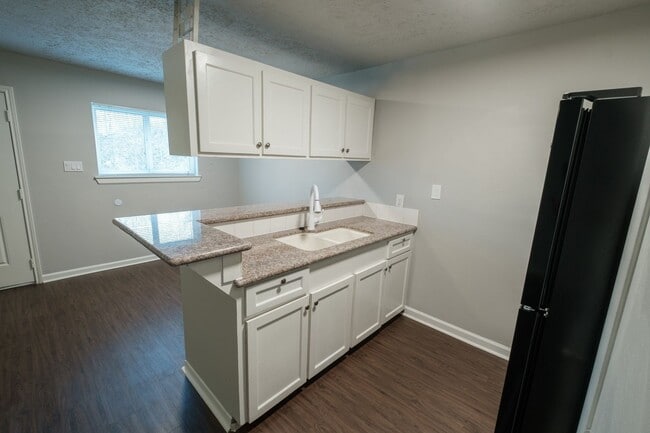 Building Photo - Apartamento recien remodelado / Beautiful recently remodeled apartment. Fast move in bonus!