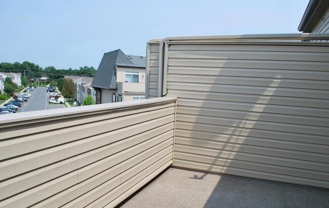 Building Photo - Stylish townhouse in ideal Frederick locat...