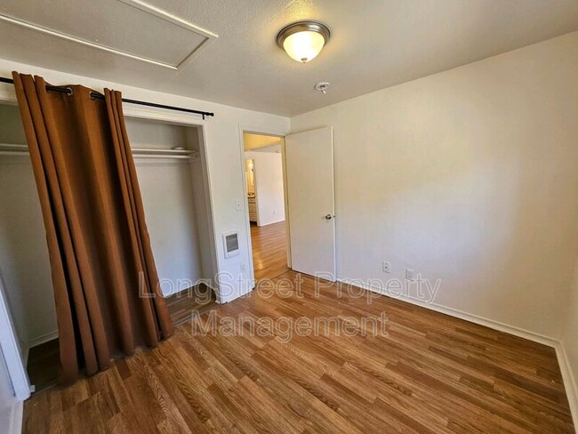 Building Photo - 4553 NE 105th Ave