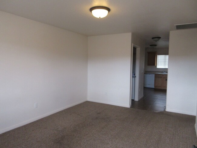 Building Photo - 2 Bedroom - 1 bath - Beautiful Views and G...