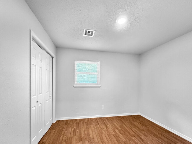 Building Photo - 4325 Prairie Ln