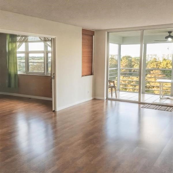 Building Photo - 4015 W Palm Aire Dr
