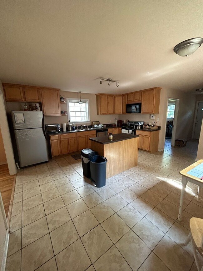 Building Photo - Large 3 Bedroom | 2.5 Bath in The Fan!