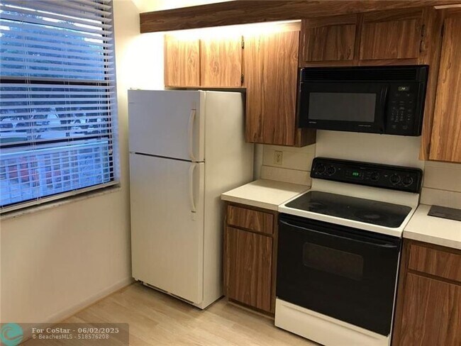 Building Photo - 3520 Whitehall Dr