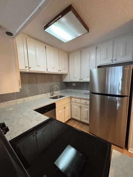 Building Photo - 16 E Old Willow Rd