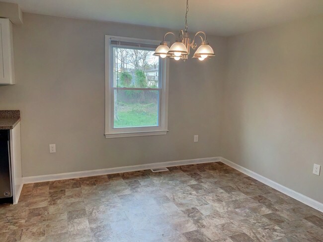 Building Photo - RENOVATED RACHED WITH YARD