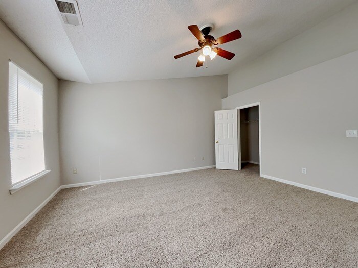 Building Photo - 7115 Lowen Rd