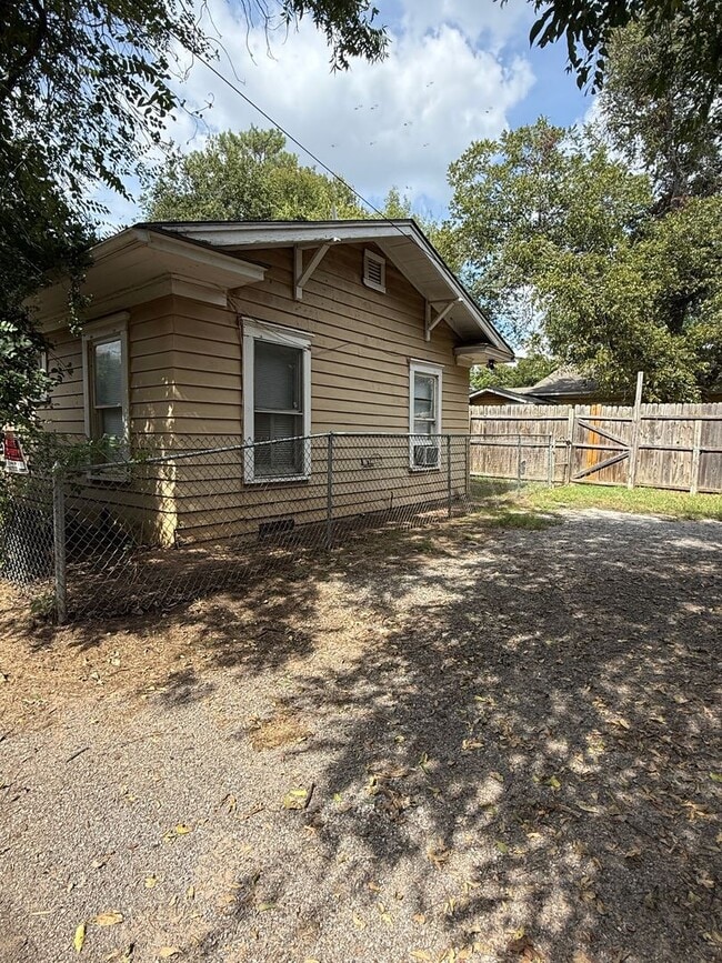 Building Photo - 1 Bedroom 1 Bath - Back House