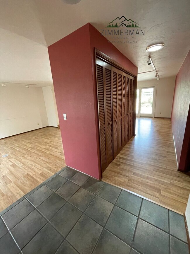 Building Photo - 3 Bedroom, 3 Bathroom Home in Beautiful Sh...