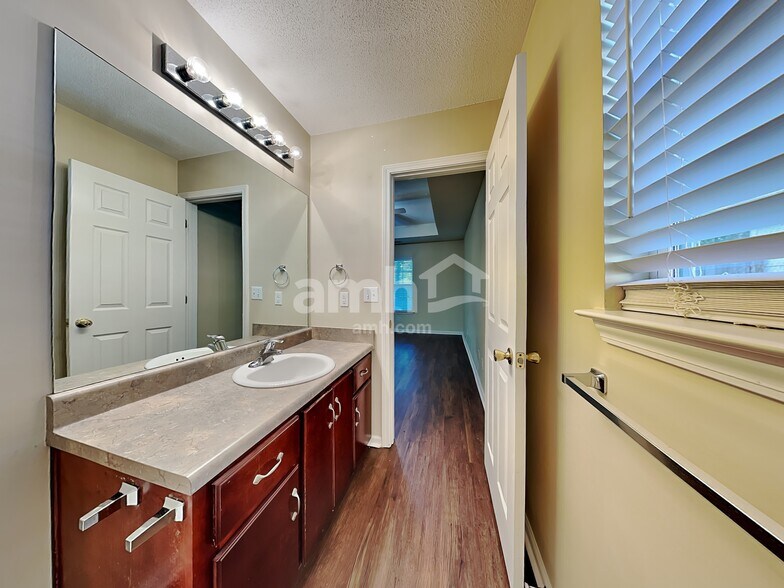 Building Photo - 117 W Tisbury Ln